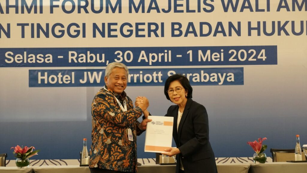 Ir Yani Panigoro MM (kanan) bersama Prof Dr Ir Mohammad Nuh DEA saat melakukan serah terima jabatan untuk Ketua Forum MWA PTN-BH periode 2024 - 2025