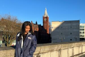 salma saat mengenakan jahim di univeritas liverpool