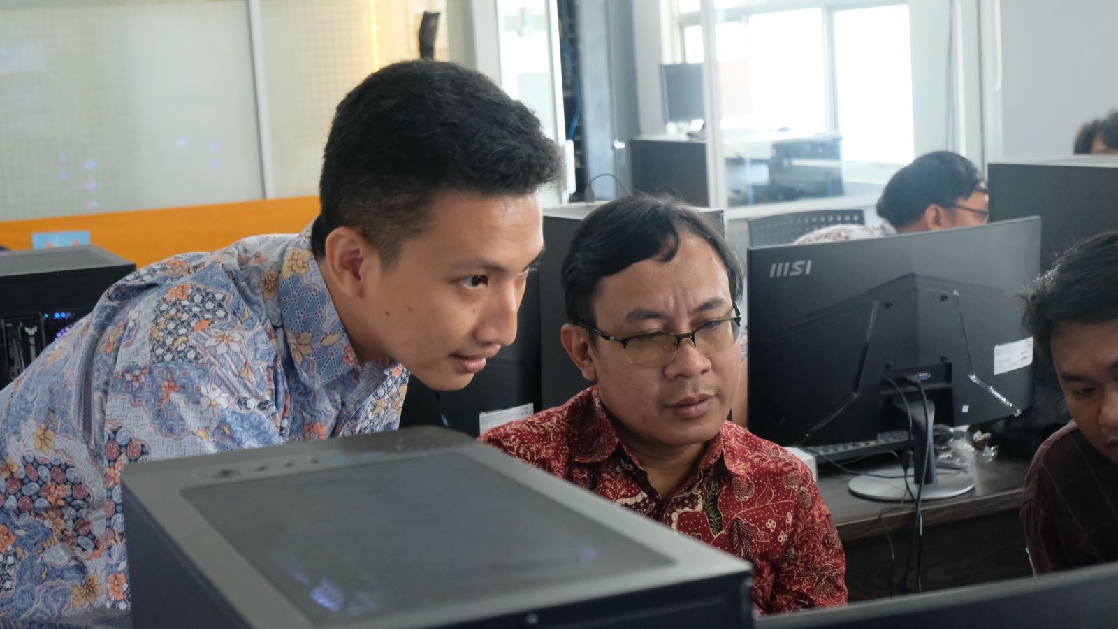 Kepala Laboratorium NETICS ITS Dr Baskoro Adi Pratomo SKom MKom (kiri) saat menerangkan cara melakukan digital forensik test guna mendapatkan magic value sebuah file