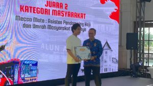 Luthfi Hakim Irawan (kiri) saat mewakili tim Mecca Mate ITS menerima penghargaan juara II kategori Masyarakat pada perlombaan Inovboyo 2024