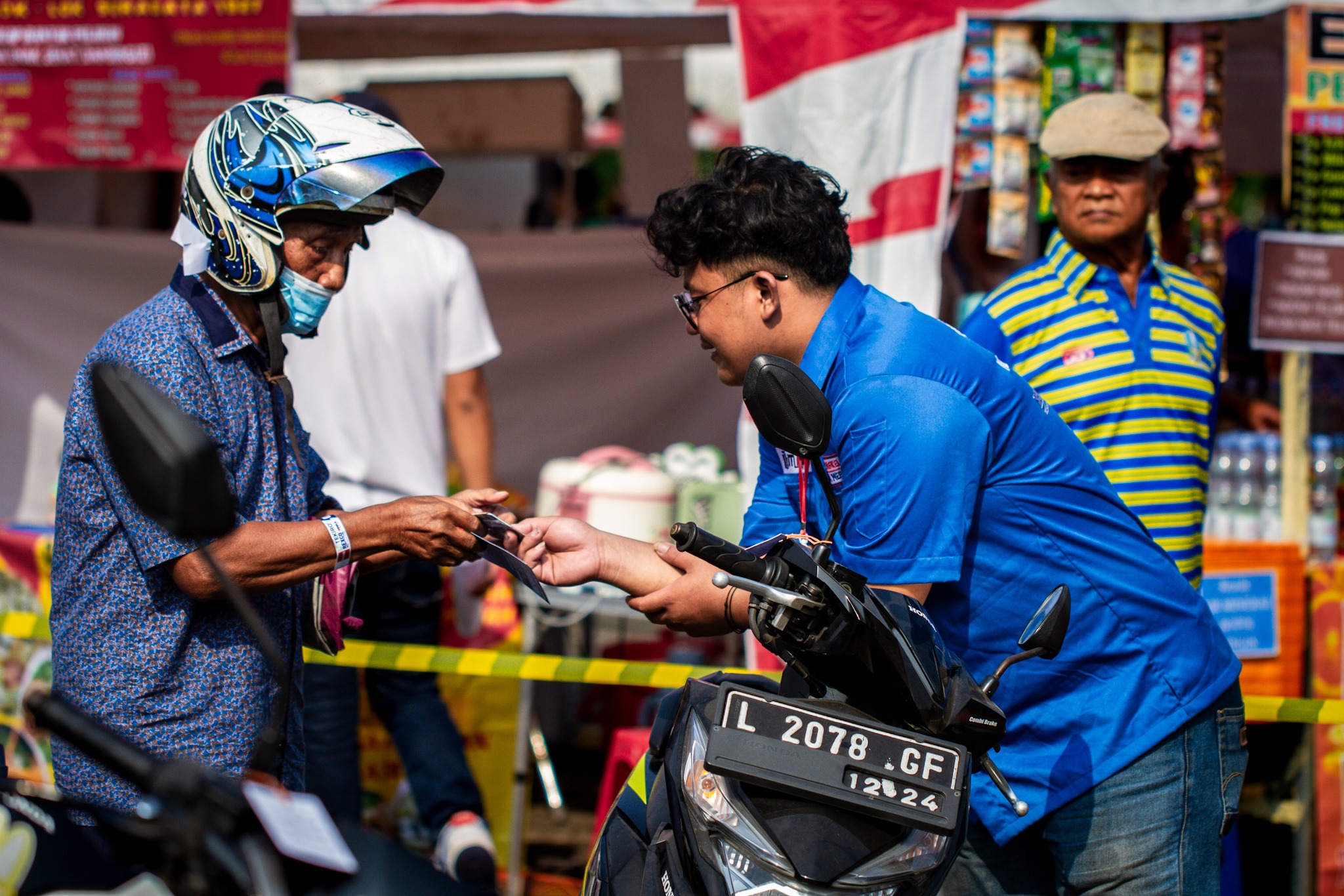 Proses pengecekan persyaratan pendaftaran kendaraan untuk servis gratis oleh LBMM ITS