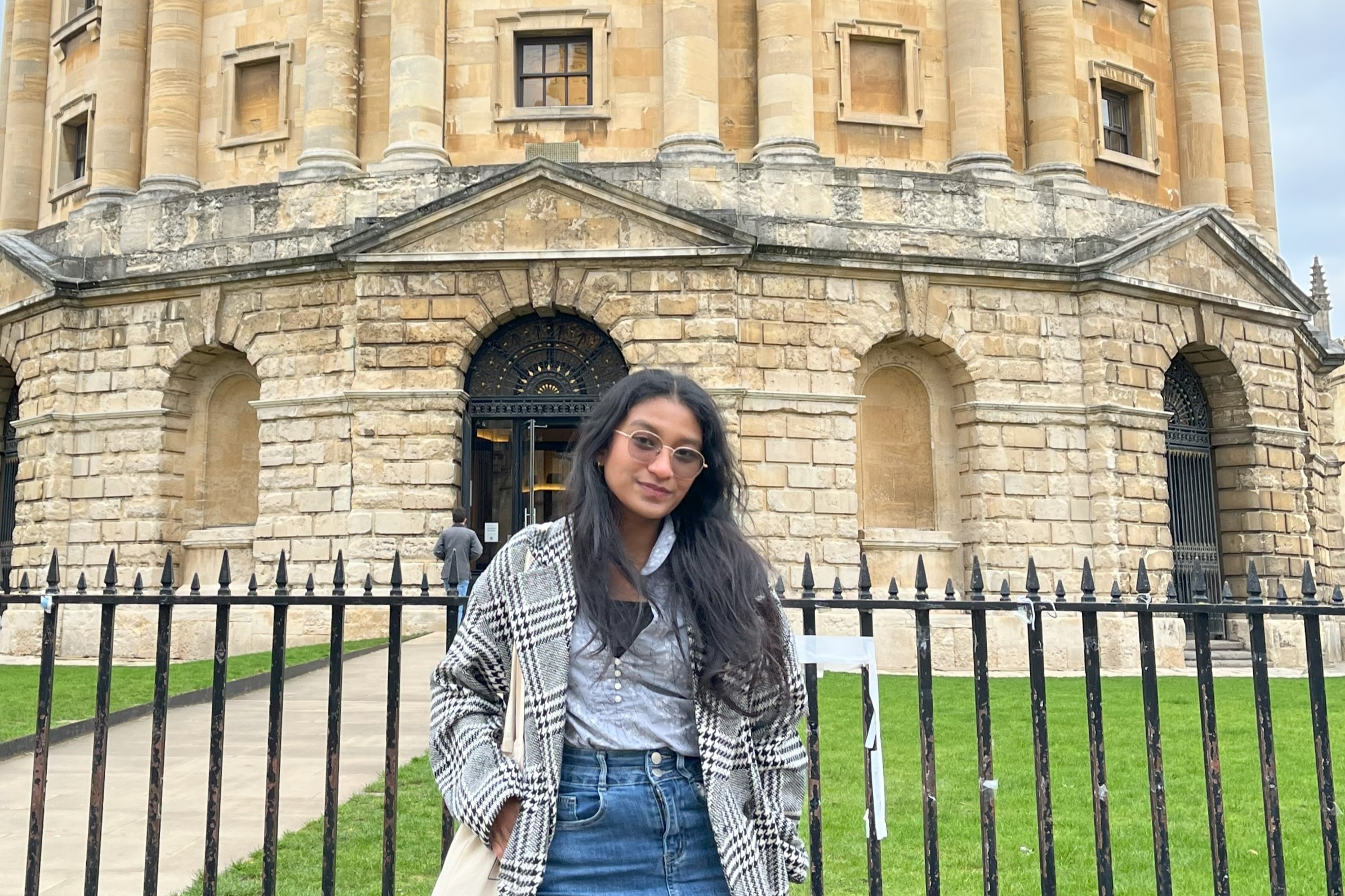 salma di depan salah satu gedung universitas ofxord