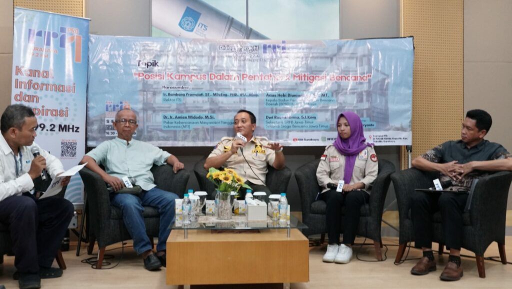 Para narasumber Dialog Interaktif di Luar Studio Kentongan RRI Surabaya saat berdiskusi terkait peran kampus dan seluruh pihak dalam pentahelix mitigasi bencana