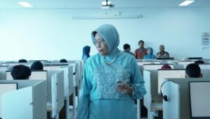 Pelaksana tugas (Plt) Sekretaris Ditjen Diktiristek Prof Tjitjik Srie Tjahjandarie PhD saat turut meninjau peserta UTBK di Menara Sains ITS