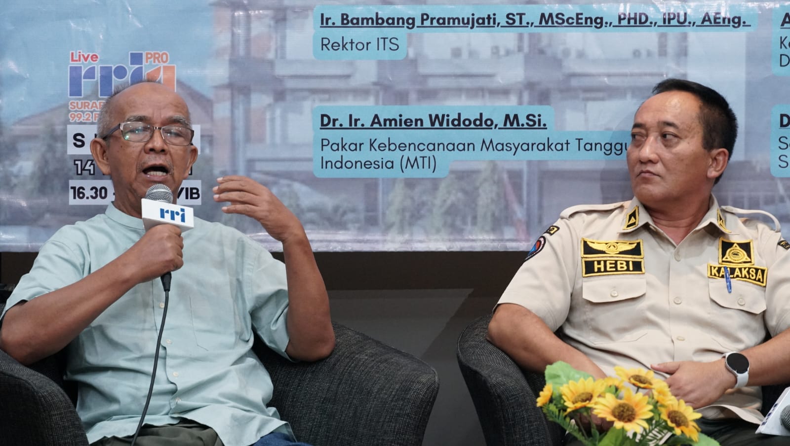 Peneliti senior Puslit MKPI ITS Dr Ir Amien Widodo MSi (kiri) bersama Kepala BPBD Kota Surabaya Agus Hebi Djuniantori ST MT saat memberikan pendapatnya dalam diskusi interaktif di ITS