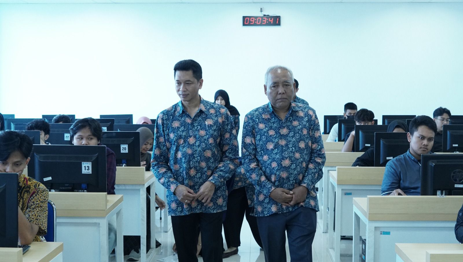 Rektor ITS Ir Bambang Pramujati ST MSc Eng PhD (kiri) dan Wakil Rektor I ITS Prof Dr Ir Adi Soeprijanto MT saat melakukan peninjauan pelaksanaan UTBK-SNBT 2024 hari pertama di Tower 1 ITS