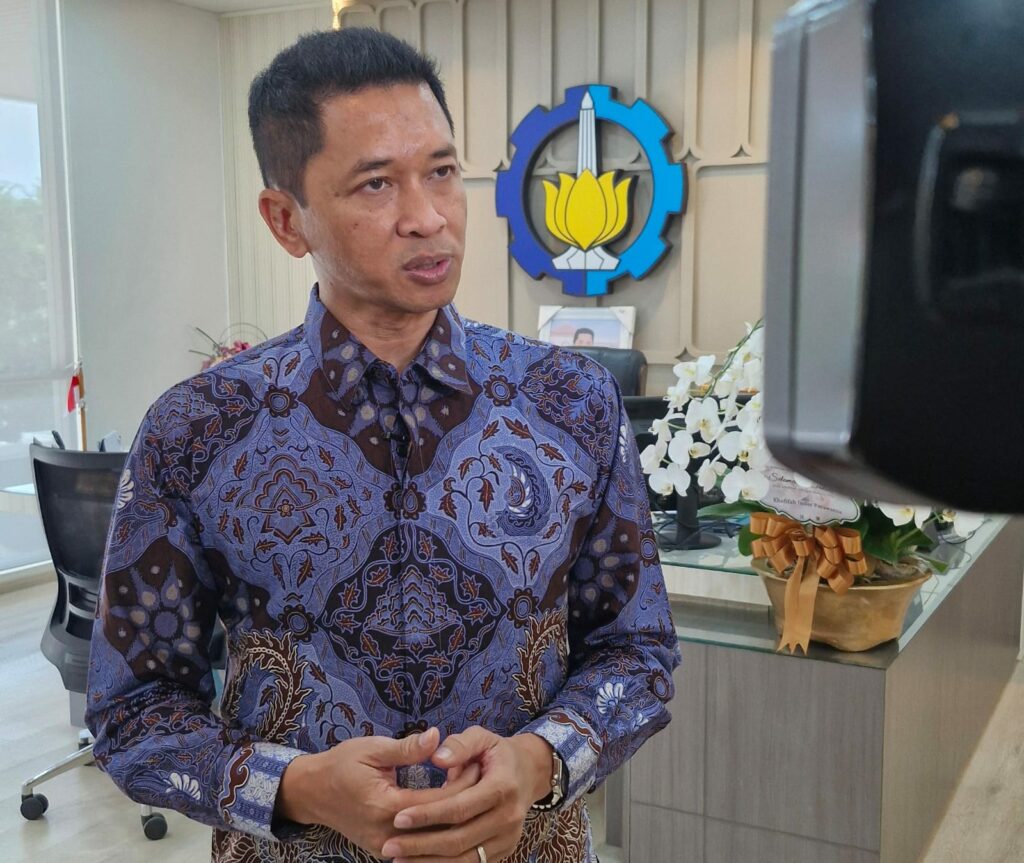Rektor ITS Ir Bambang Pramujati ST MSc Eng PhD saat diwawancara terkait UKT ITS, beberapa waktu lalu