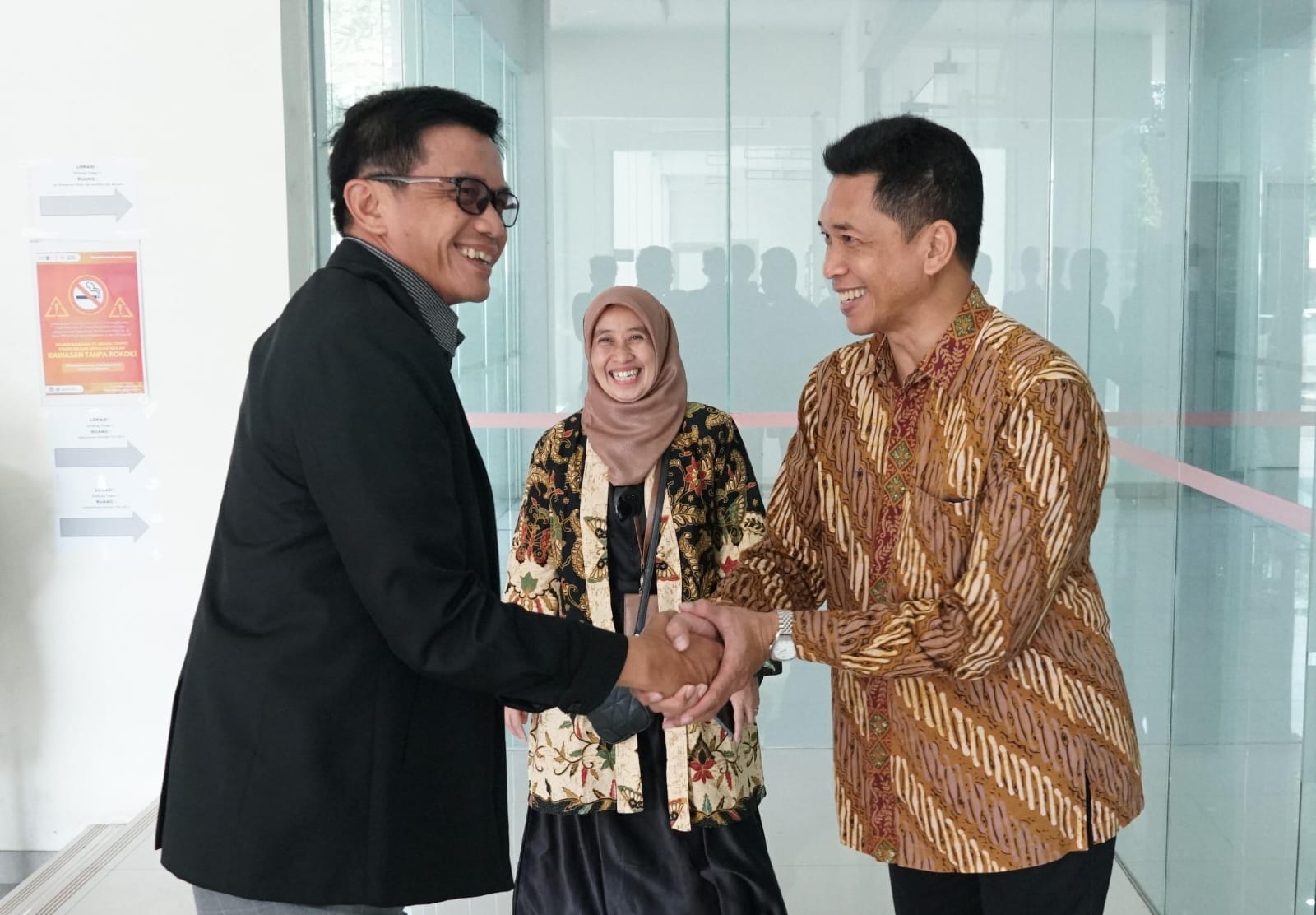 Rektor ITS Ir Bambang Pramujati ST MScEng PhD (kanan) saat menyambut kedatangan Dirjen Diktiristek Prof Dr rer nat Abdul Haris (kiri) untuk meninjau langsung jalannya UTBK di ITS