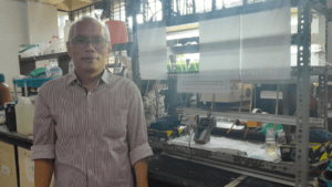 Pakar Bioteknologi Institut Teknologi Sepuluh Nopember (ITS), Prof Dr Ir Arief Widjaja M Eng berfoto di samping sampel penelitian modifikasi mikroalga di Laboratorium Biokimia Departemen Teknik Kimia ITS