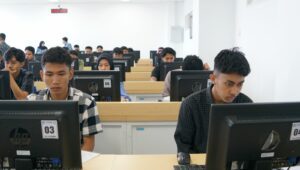 Suasana pelaksanaan UTBK-SNBT 2024 hari pertama di Gedung Tower 1 ITS