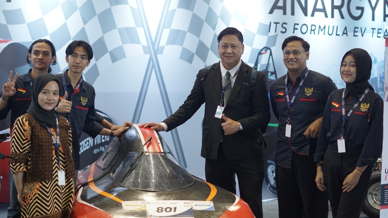 Tim Nogogeni ITS bersama President of ASEVA (Asian Federation of Electri Vehicles Association) saat di pameran Periklindo Electric Vehicle Show (PEVS) 2024 di Jakarta