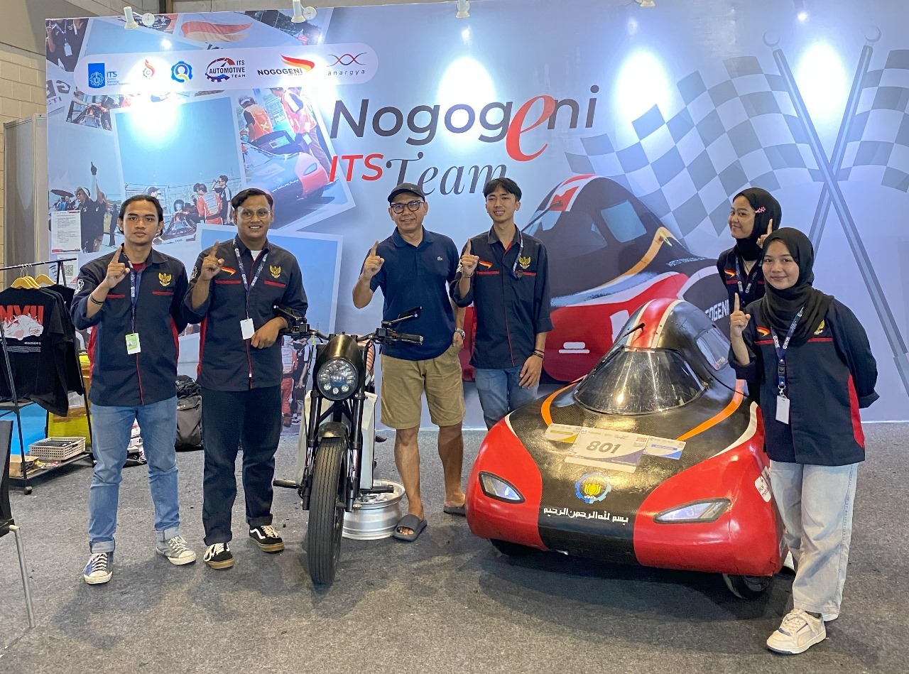Tim Nogogeni bersama Sekjen IKA ITS Ahmad Thonthowi Djauhari (memakai topi) saat mengunjungi pameran Periklindo Electric Vehicle Show (PEVS) 2024 di Jakarta