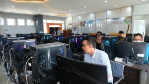 Tim Pusat Data dan Informasi (Pusdatin) Kementerian Sosial (Kemensos) RI saat mengerjakan tes pada Cyber Security Training di Departemen Teknik Informatika ITS