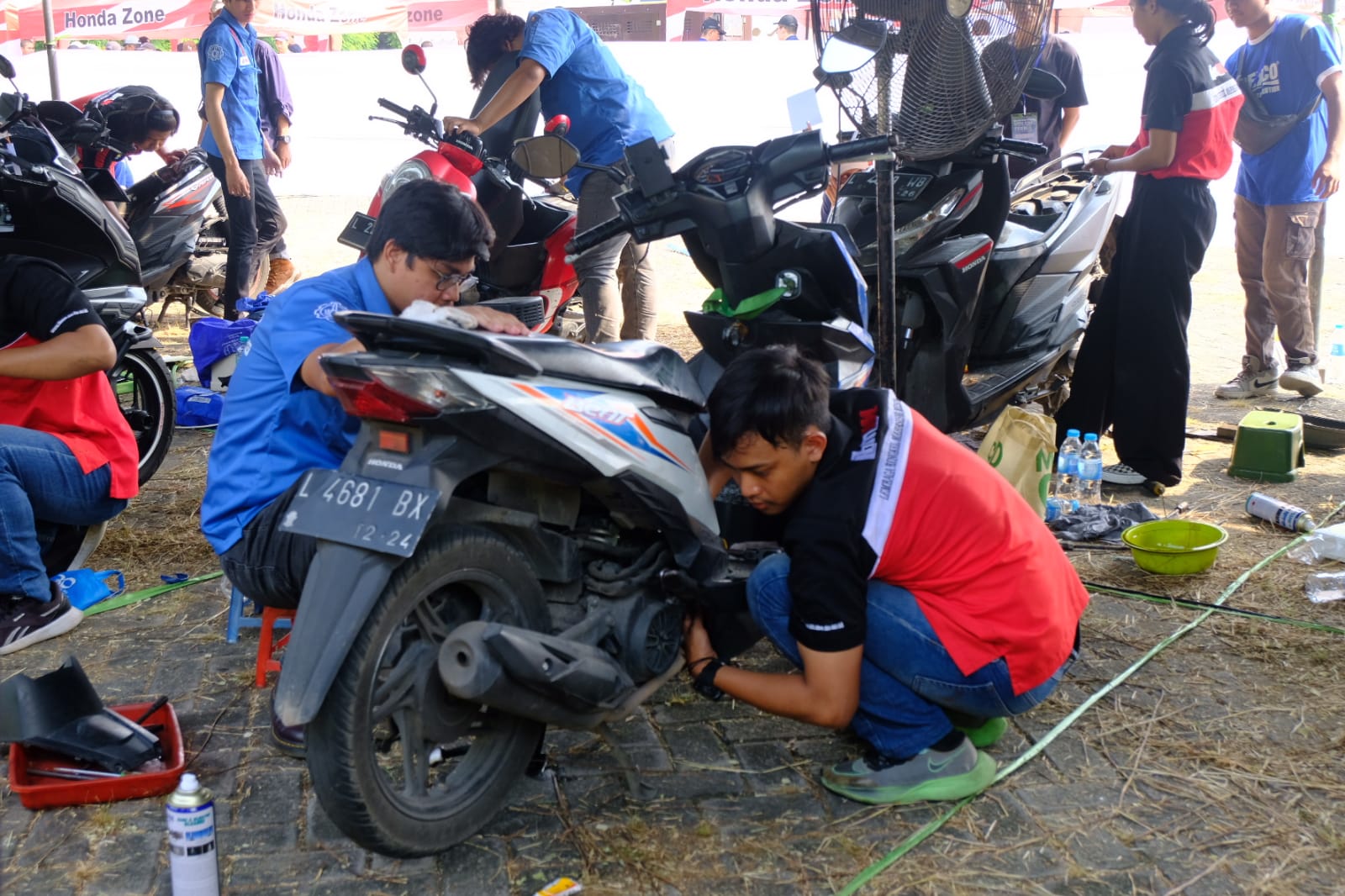 Proses servis kendaraan roda dua yang dilakukan oleh Lembaga Bengkel Mahasiswa Mesin (LBMM) ITS