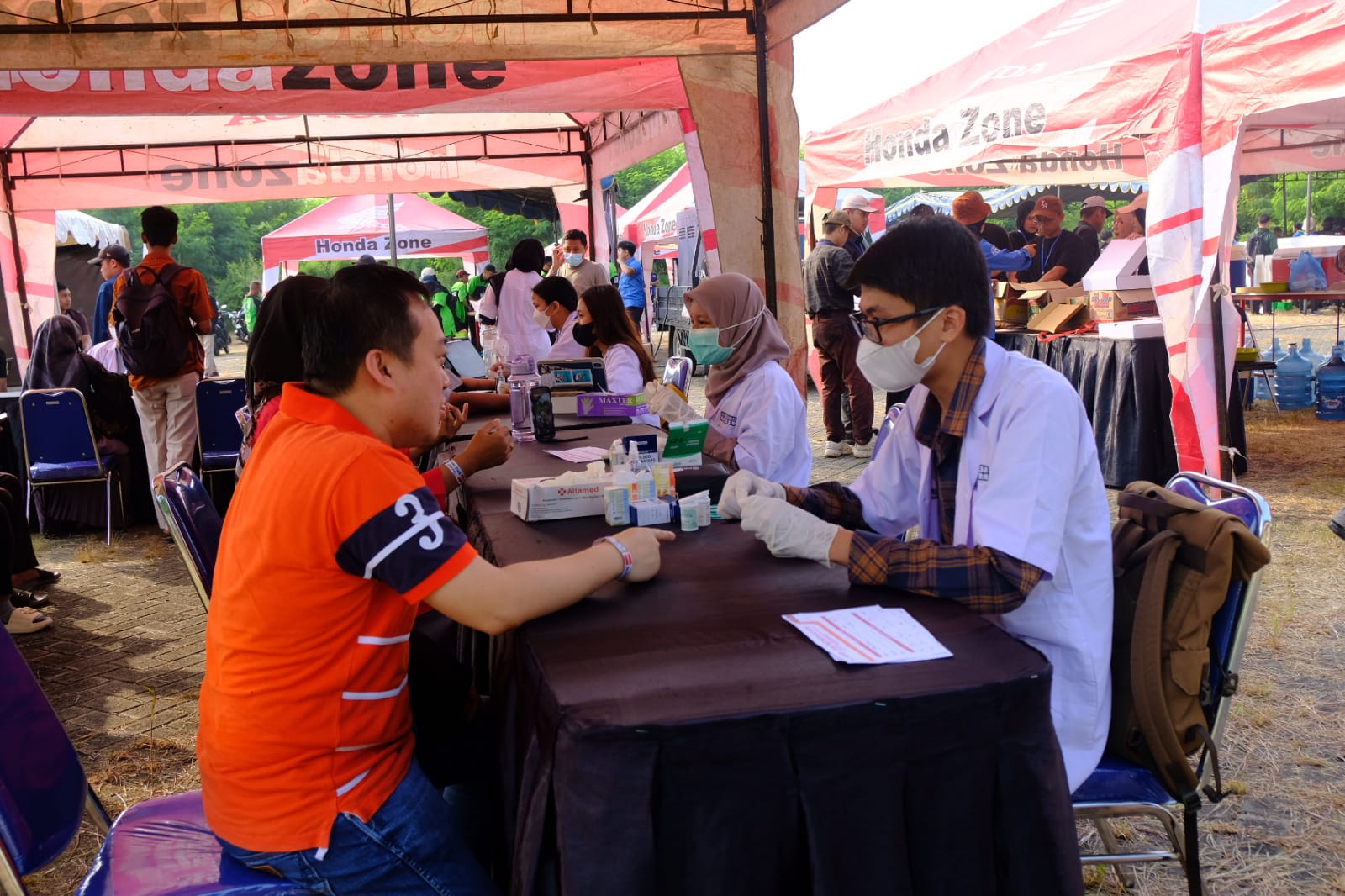 Proses pemeriksaan kesehatan para peserta Engine Tune Up (ETU) 2024 oleh mahasiswa Fakultas Kedokteran Universitas Airlangga (Unair)