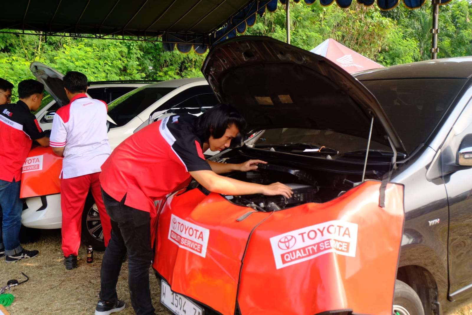 Proses servis kendaraan roda empat yang dilakukan oleh Lembaga Bengkel Mahasiswa Mesin (LBMM) ITS