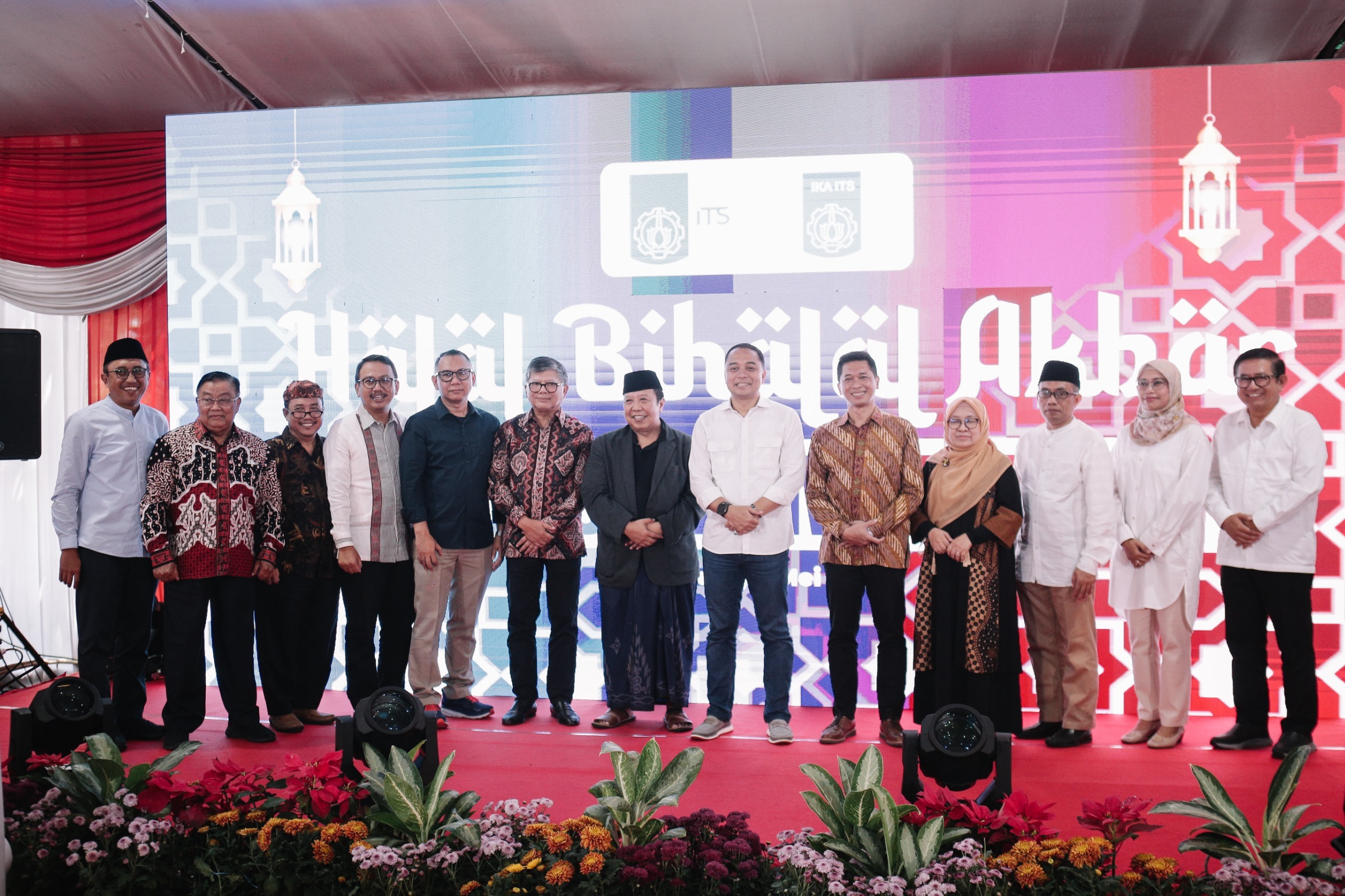 Rektor ITS, Ir Bambang Pramujati ST MSc Eng PhD IPU AEng (kelima dari kanan) bersama Walikota Surabaya, Eri Cahyadi (keenam dari kanan) beserta jajaran petinggi IKA ITS Jawa Timur