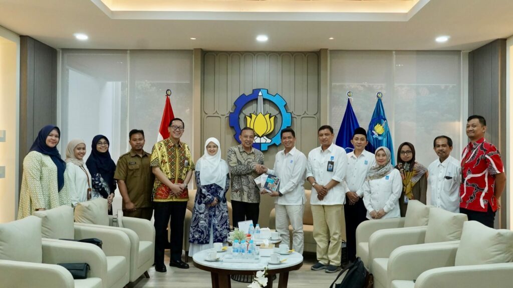 Foto Penyerahan buku dari Pusat Kajian Halal ITS kepada KNEKS