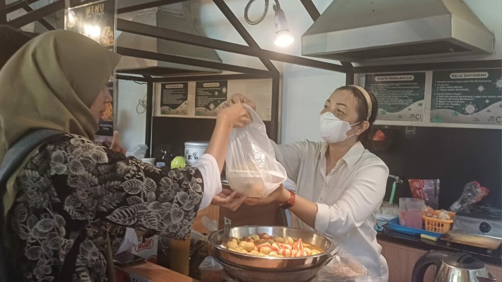 Foto Salah satu gerai di Kantin Pusat ITS yang menjual produk pangan halal