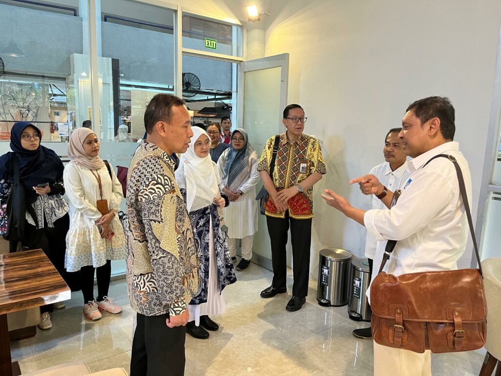 Foto Pihak Komite Nasional Ekonomi dan Keuangan Syariah (KNEKS) saat melakukan peninjauan di Kantin Pusat ITS