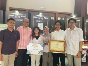 (dari kiri) Rizal Risnanda Hutama SKom MKom, Ir Achmad Holil Noor Ali MKom bersama Hanny, Fathia Rahmanisa, Luthfi Hakim Irawan, dan Kahfin Ilham sebagai tim perancang Mecca Mate