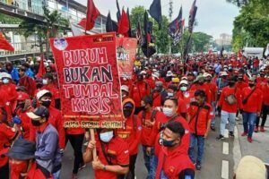 Longmarch dalam rangka peringatan Hari Buruh Internasional (Sumber: Kalimatan Live.com)