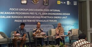 Foto Prananda Navitas ST MSc PhD saat menyampaikan materi tentang aspek resiko dan lingkungan