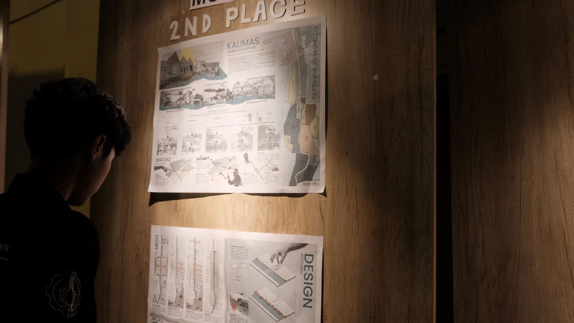 Gambar pengunjung yang sedang melihat salah satu karya di pameran