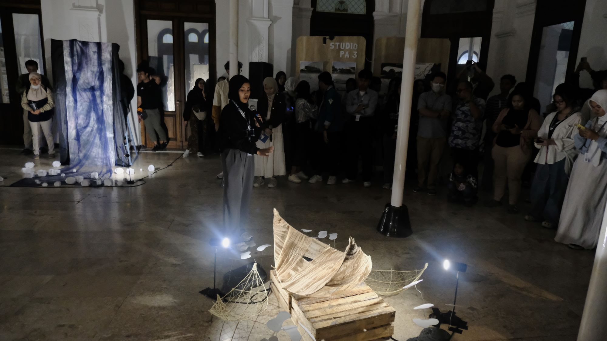 Gambar tim ArchProject saat menjelaskan salah satu karya