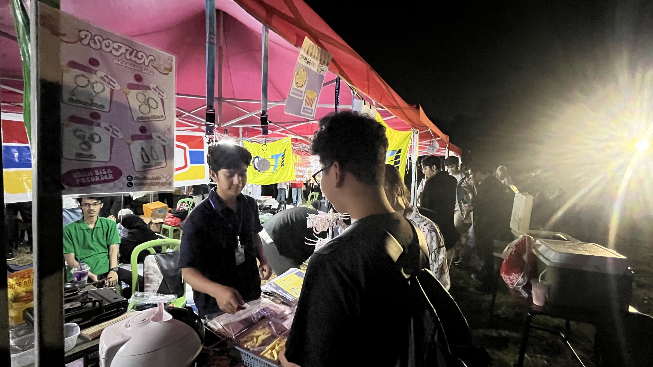 Pengunjung PAMMITS saat hendak membeli makanan yang ada di salah satu Himpunan Mahasiswa Departemen (HMD) yang ada di PAMMITS 2024