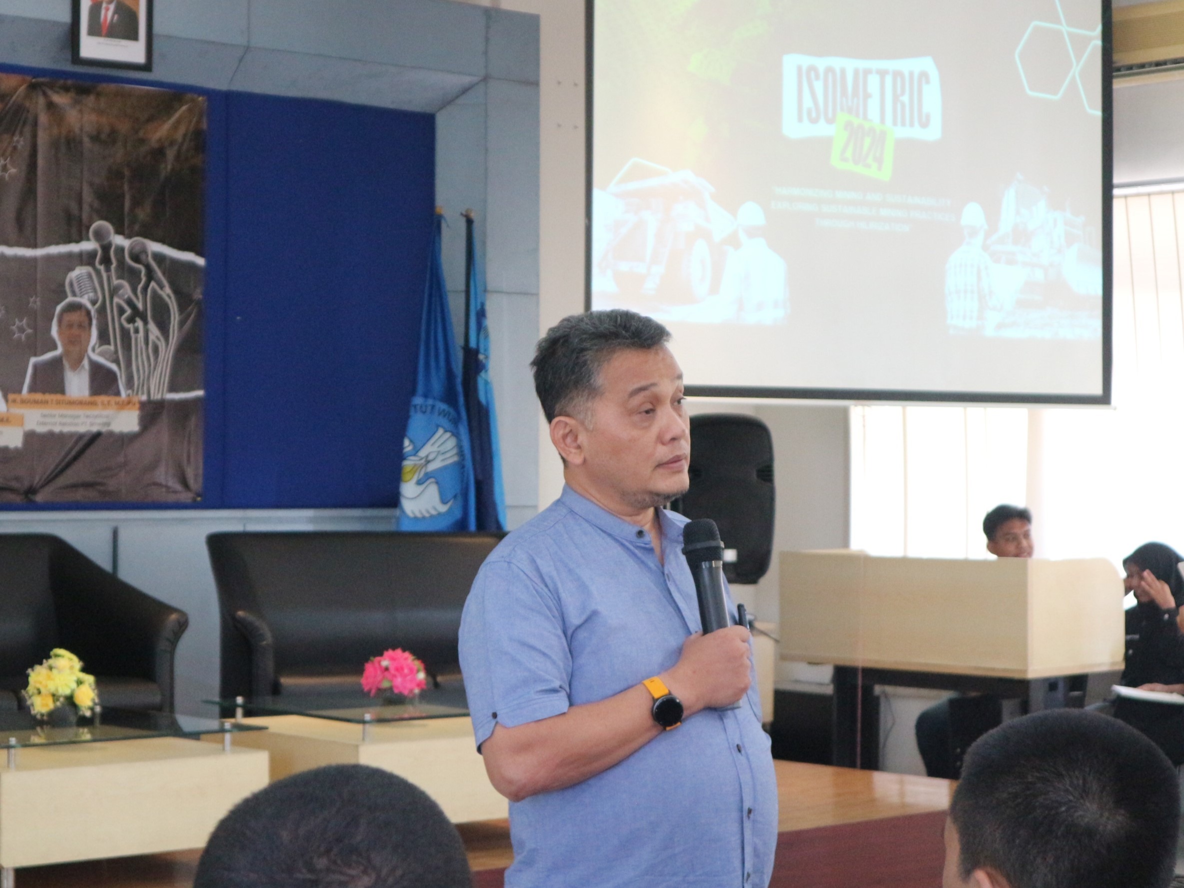 Pembina IMAC SC ITS saat memberikan sambutan di acara mining talks