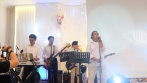 Gambar penampilan west district band saat futurest 2024