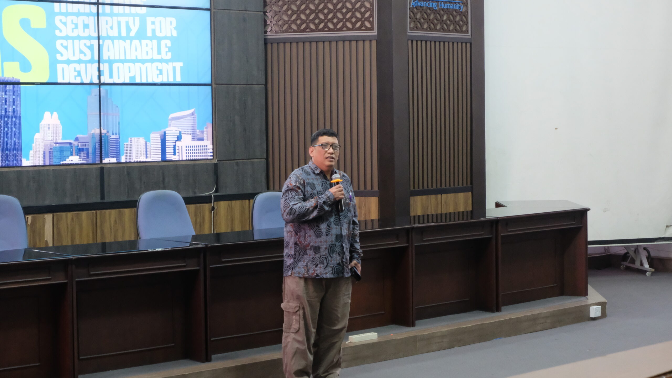 Kepala Departemen Teknik Kelautan ITS Prof Herman Praktikno ST MT PhD saat menyampaikan sambutannya di Ocean Talk 2024