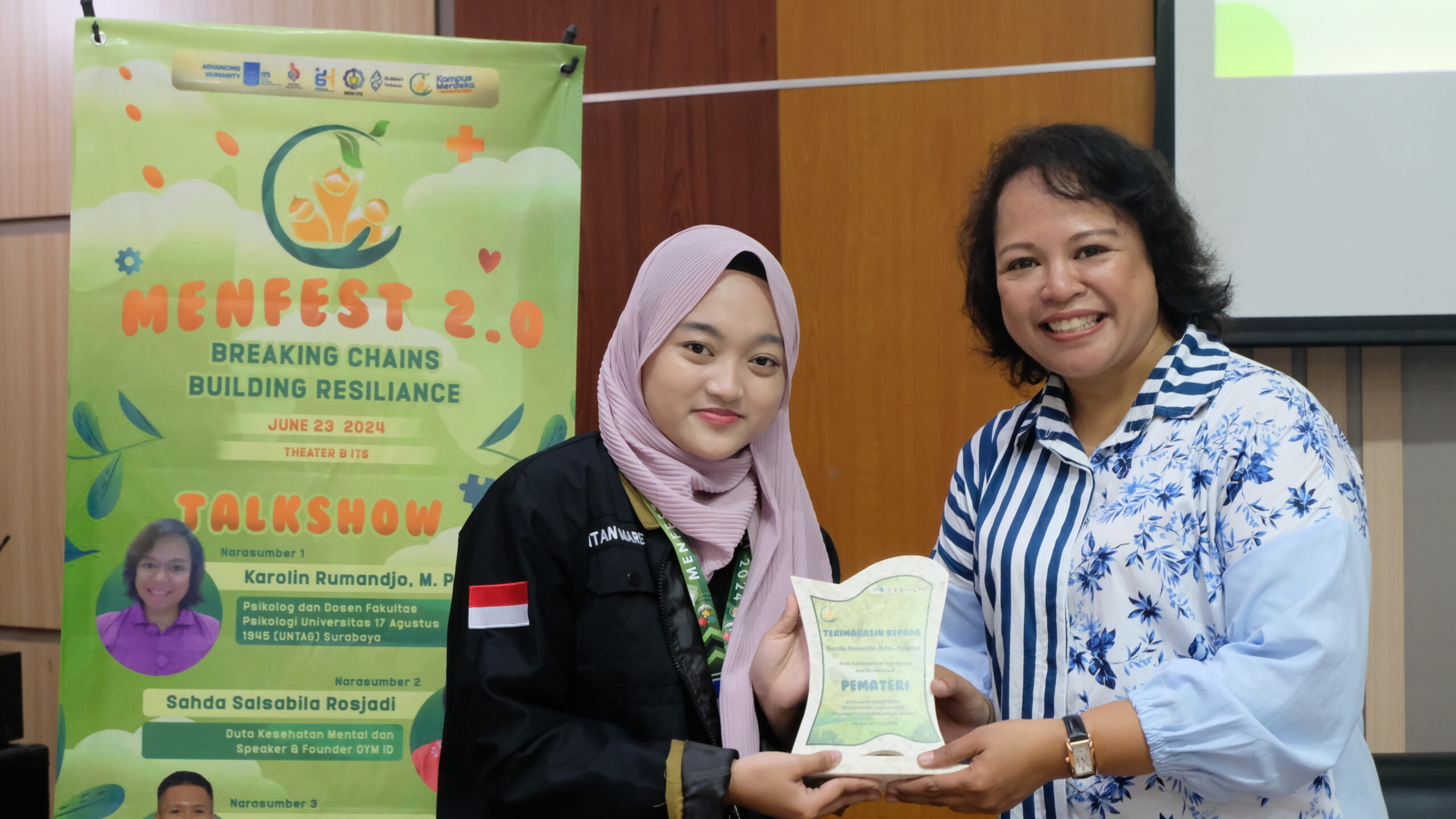 foto ketua pelaksana menfest dengan pembicara