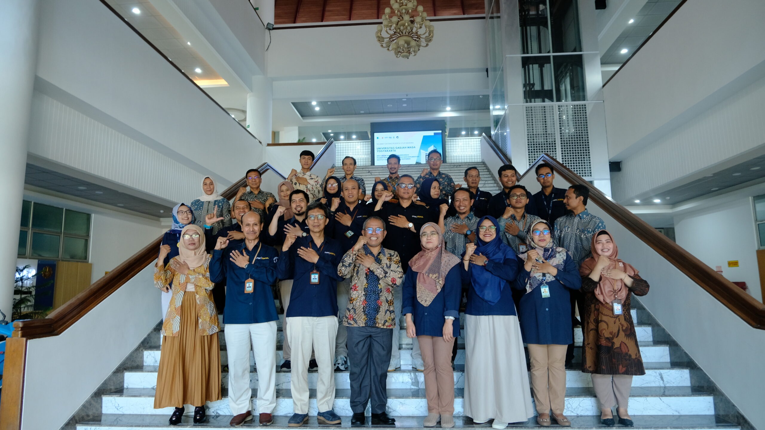 Wakil Rektor III ITS Bidang Sumber Daya Manusia, Organisasi dan Teknologi & Sistem Informasi (SDMO dan TSI), Imam Baihaqi ST MSc PhD (tengah, memakai batik) ketika berfoto dengan segenap tim Pejabat Pengelola Informasi dan Dokumentasi (PPID) Universitas Gadjah Mada (UGM) dan perwakilan dari ITS