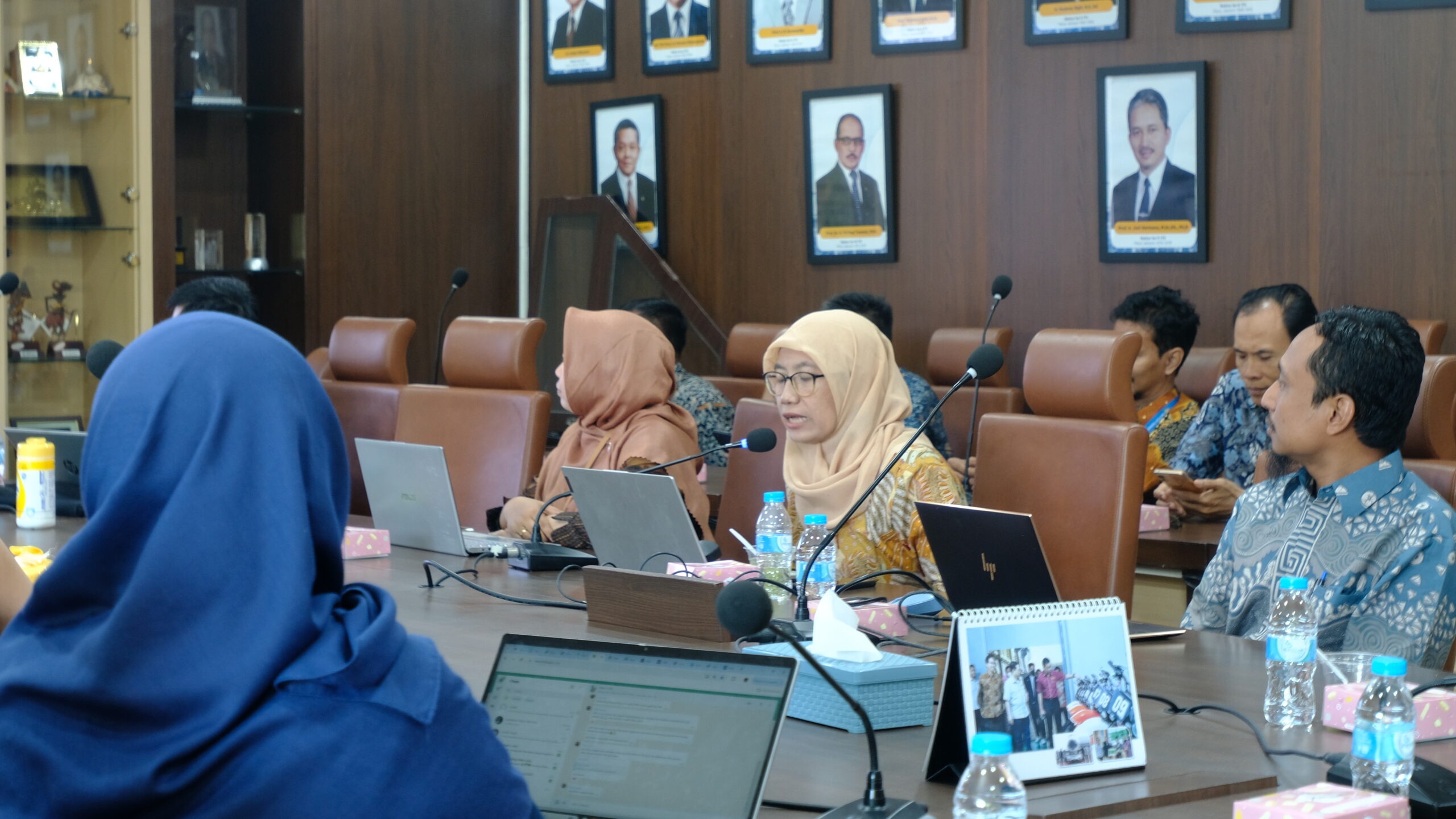 Kepala Bagian Administrasi Umum dan Kearsipan Digital Biro Umum dan Reformasi Birokrasi (BURB) ITS, Sri Lestari SST ketika memaparkan materinya terkait reformasi birokrasi di ITS
