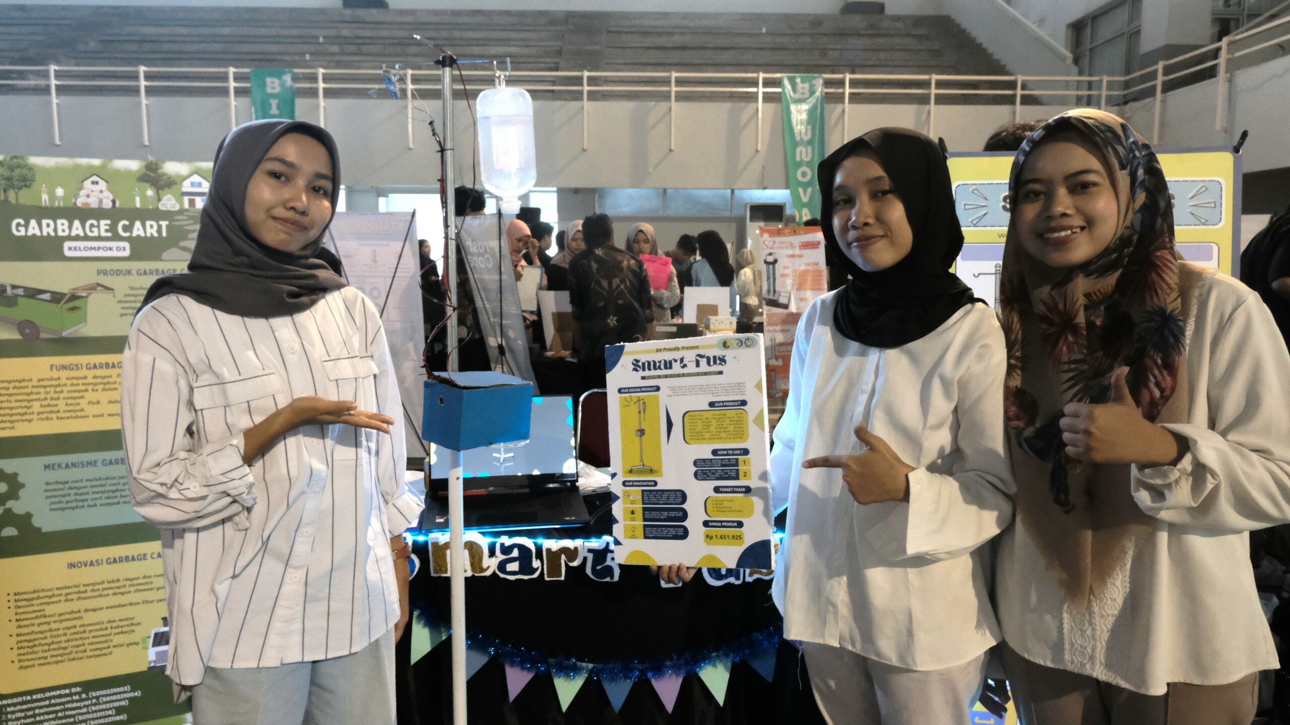 Salah satu kelompok memamerkan inovasinya Smart-Fus dalam kegiatan pameran Binnova 2024