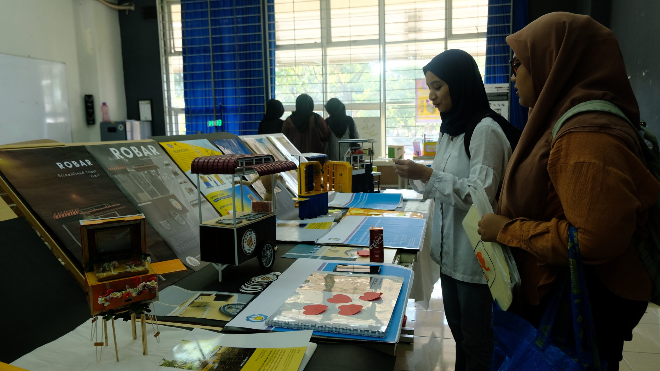 Suasana pameran yang dilaksanakan diruangan 106, Gedung Desain Produk ITS