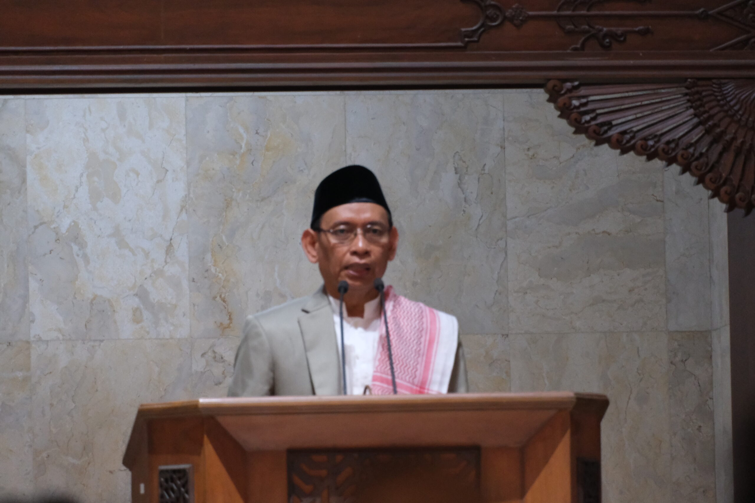 Prof Dr Mohammad Nasih SE MT Ak saat memberi khotbah pada salat bersama Idul Adha ITS
