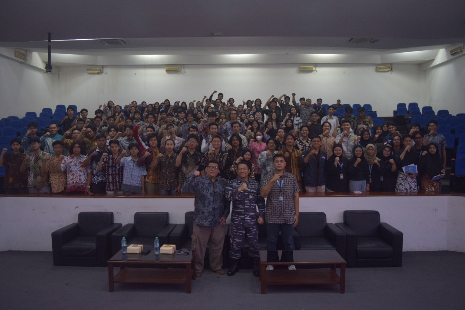 Prof Herman Pratikno ST MT PhD (kiri), Kolonel Laut (P) Muhammad Taufik MTr Hanla MM MHan (tengah), dan ketua pelaksana OCEANO Athallah Rafif (kanan) saat berfoto bersama dengan peserta Ocean Talk