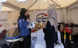Foto Staf Tim Spekronics (kiri) saat menjelaskan salah satu inovasi mobil prototipe, Spektronics 25 kepada pengunjung
