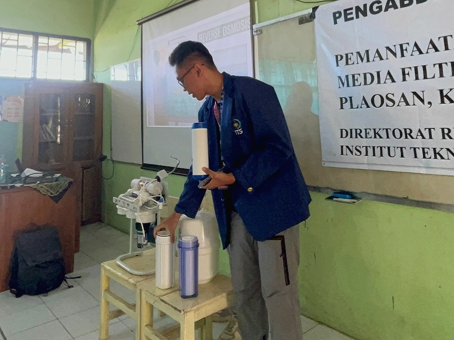 Gambar demonstrasi penggunaan alat filtrasi air