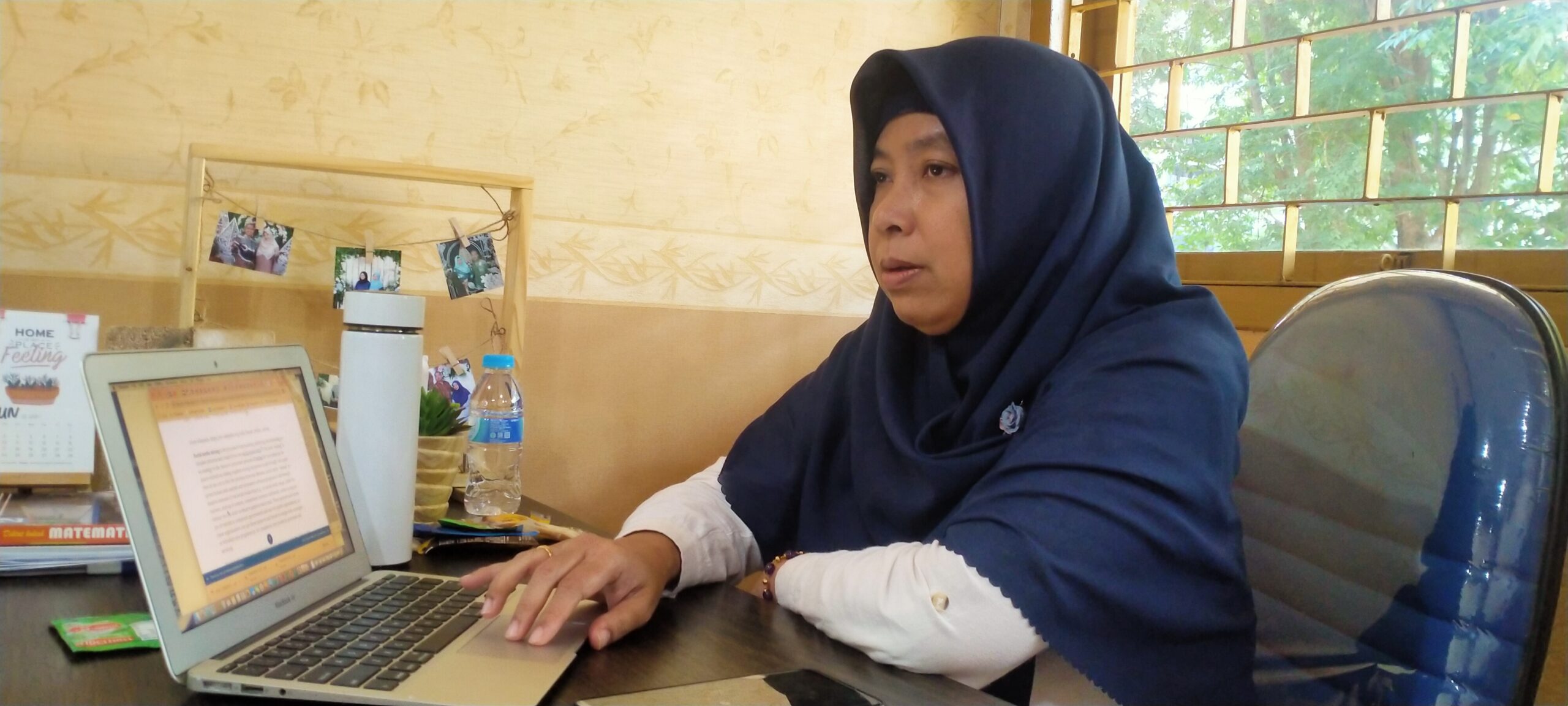 Gambar Alvida Mustika Rukmi SSi MSi sedang menjelaskan social media mining