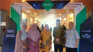 Kepala Departemen Statistika ITS Dr Dra Kartika Fithriasari MSi (tengah) dan Koordinator Pameran Inovasi Bisnis Statistik Prof Dr Muhammad Mashuri MT (dua dari kanan) bersama para dosen Departemen Statistika ITS saat mengunjungi pameran