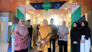 Kepala Departemen Statistika ITS Dr Dra Kartika Fithriasari MSi (berkerudung kuning) saat meninjau Pameran Inovasi Bisnis Statistik