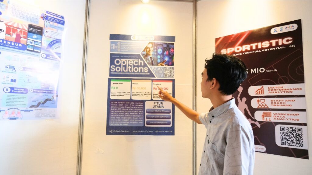 M Amir Hamzah, salah satu mahasiswa peserta Pameran Inovasi Bisnis Statistik ITS ketika menjelaskan mengenai inovasi bisnis dari timnya
