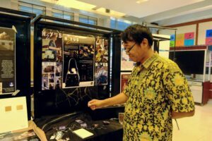 Bambang Tristiyono ST MSI ketika menerangkan pameran karya