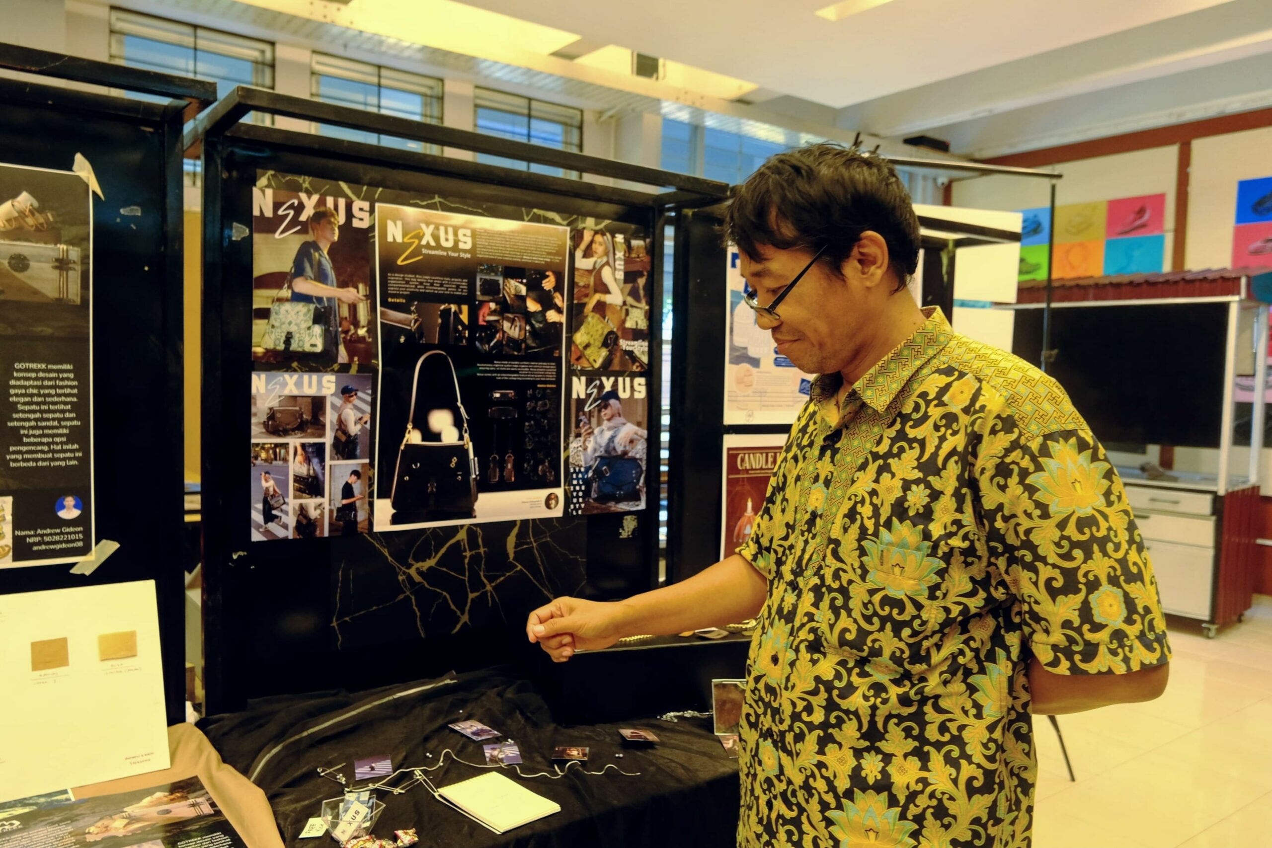 Bambang Tristiyono ST MSI ketika menerangkan pameran karya