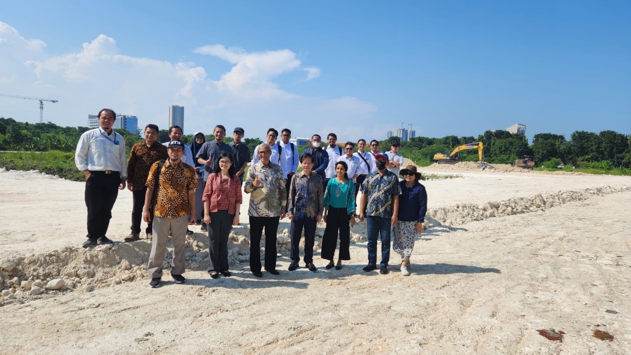 Peninjauan area pembangunan proyek REIDI di kampus ITS oleh delegasi dari NTU, PT PLN, dan perwakilan dari ITS
