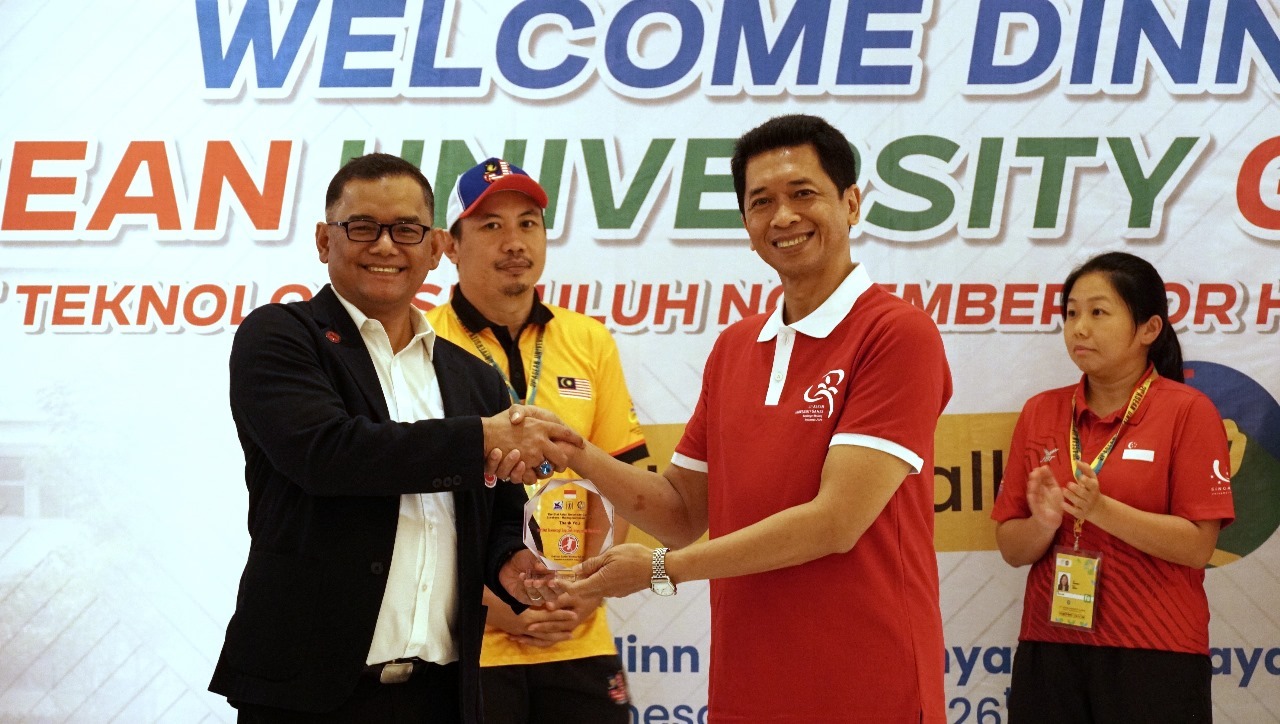 Penyerahan plakat apresiasi dari Ketua Umum Pengurus Besar ABTI Zulfydar Zaidar Mochtar (kiri) kepada Rektor ITS Ir Bambang Pramujati ST MScEng PhD (dua dari kanan)